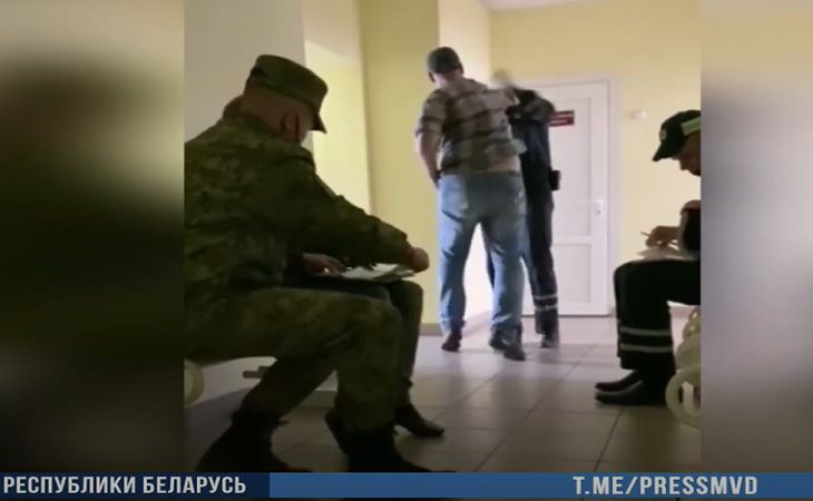 МВД показало драку пьяного пассажира и инспектора под Брестом 