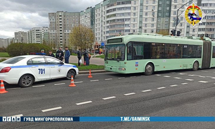 В Минске троллейбус сбил перебегавшего дорогу на красный пешехода – кадры