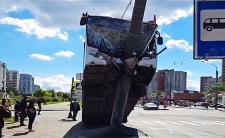 Страшное ДТП в Петербурге – автобус с пассажирами повис на столбе 