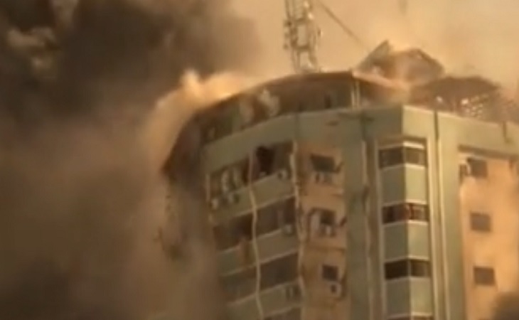 Армия Израиля ракетными ударами уничтожила 11-этажную высотку в Секторе Газа