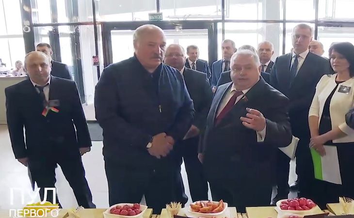 У Лукашенко не нашлось 7 рублей купить сок на экорынке 