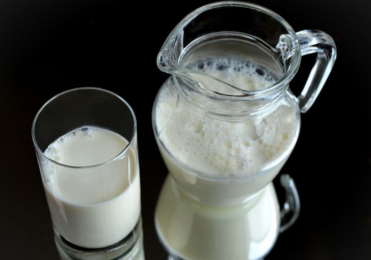 Медики назвали самый полезный для сердца напиток молоко