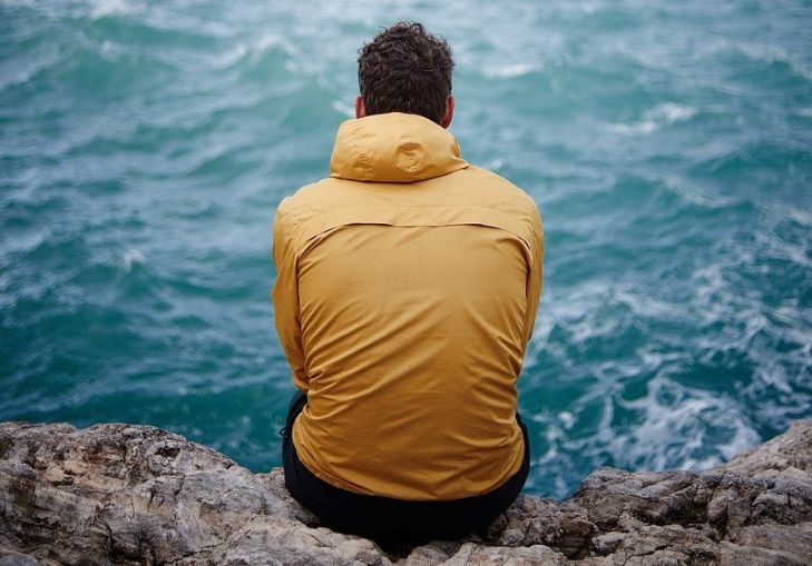 Мужчина на обрыве