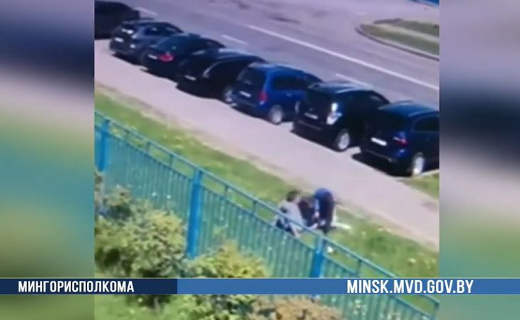 Не дал денег на алкоголь – сняли кроссовки и забрали телефон. В Минске приезжего ограбили посреди улицы 