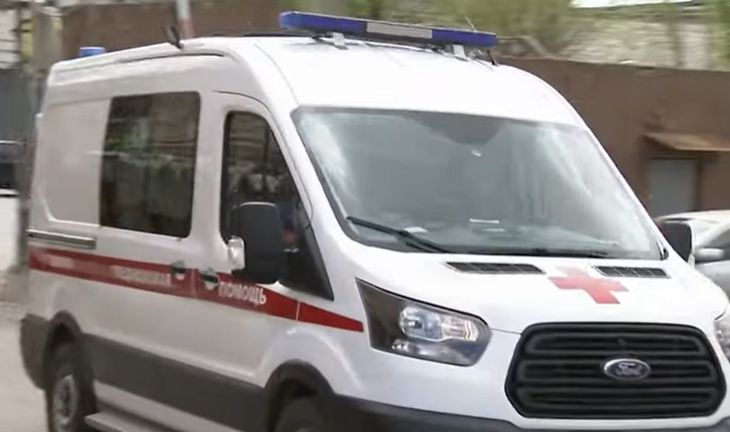 В России школьник напал с ножом на учителя скорая