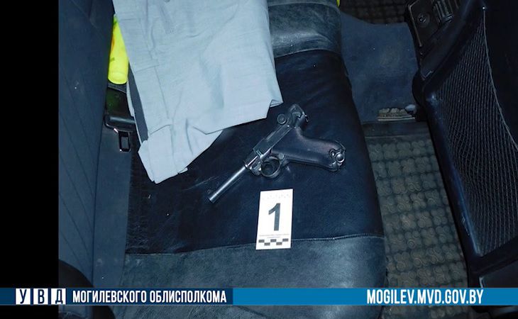 В Могилеве водитель выстрелил в пешехода, сел в машину и уехал В Могилеве водитель выстрелил в пешехода, сел в машину и уехал