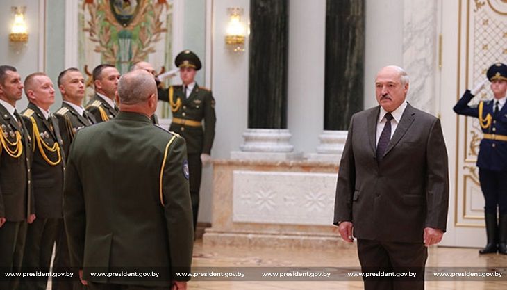 Лукашенко наградил военных Лукашенко