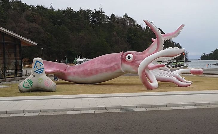 Японский поселок построил статую кальмара за $228 тысяч, выделенных на борьбу с коронавирусом