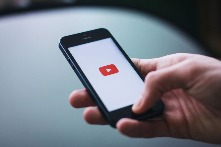 YouTube будет вставлять рекламу во все видеоролики YouTube