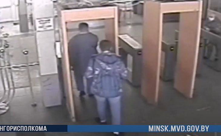 Посмотрите, как бригадир минского завода пытался вынести на себе 54 кг латуни