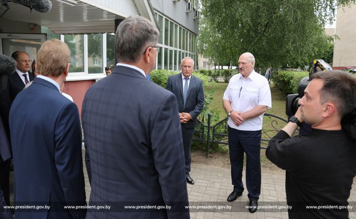 «Прошлый век и бардак!» Лукашенко посетил одно из предприятий в Орше