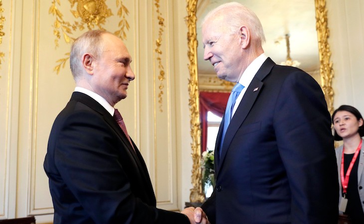 Стало известно о подарке Путина Байдену Путин и Байден