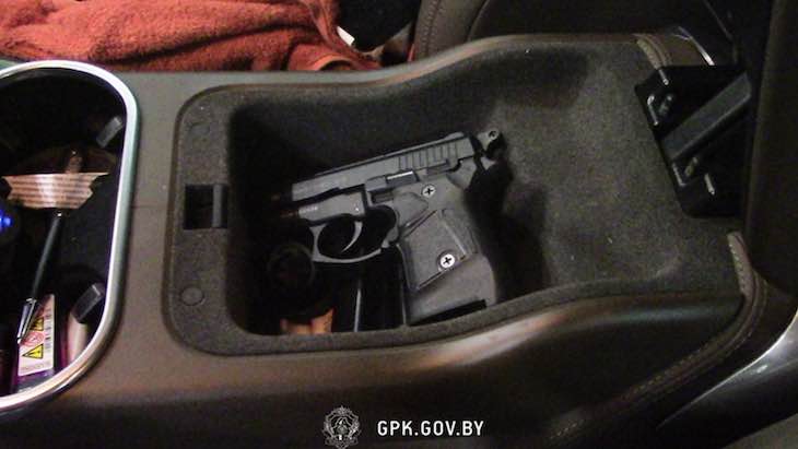 Россиянин пытался ввезти в Беларусь средства для самообороны оружие