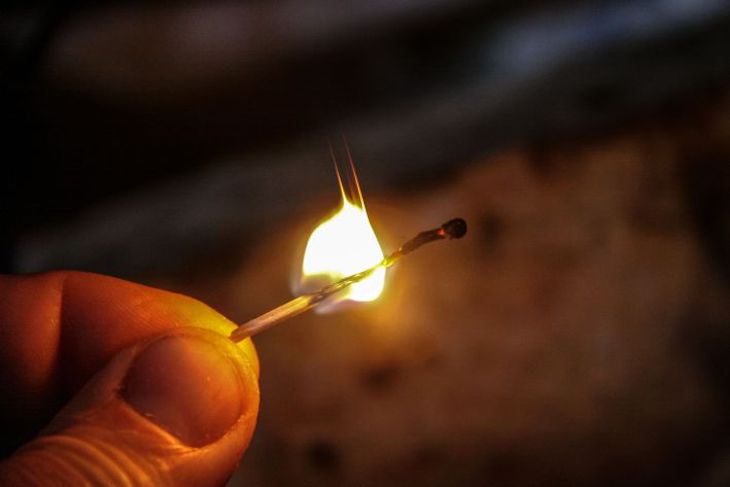 В России сгорела квартира из-за взорвавшегося дезодоранта огонь