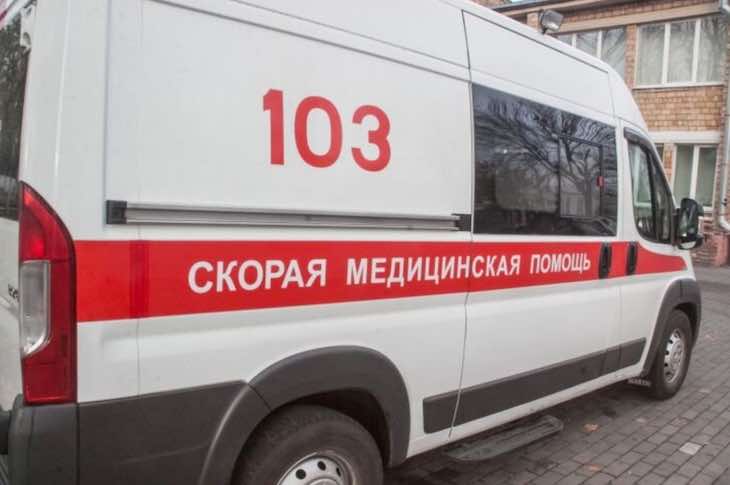 В Минске женщина на самокате попала под колеса автомобиля скорая