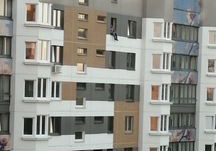 В Минске спасли мужчину от рокового поступка. Он был на 10-м этаже высотки дом