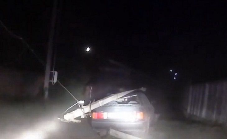 В Борисове пьяный водитель снес столб, удирая от ГАИ – кадры ДТП