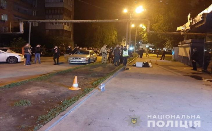 В Харькове мужчина бросил в толпу гранату, есть раненые. Момент взрыва попал на видео 