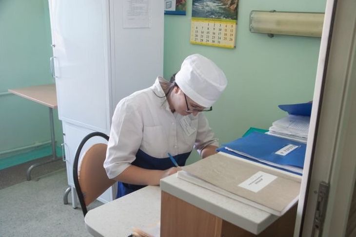 Белстат рассказал, сколько в Беларуси врачей и какие зарплаты врачи