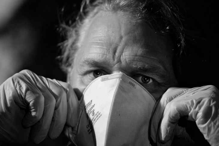 Мужчина Covid-19