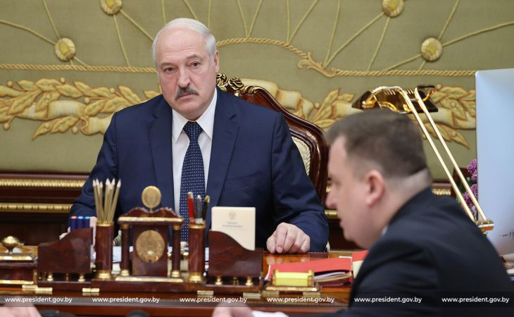 «Всякое может случиться»: Лукашенко поручил обеспечить стрелковым оружием каждую семью