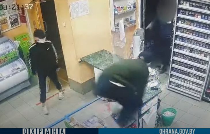 Двое подростков ограбили заправку в Орше ограбление