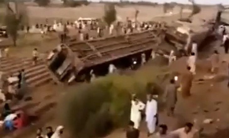 В Пакистане десятки человек погибли при столкновении поездов В Пакистане десятки человек погибли при столкновении поездов