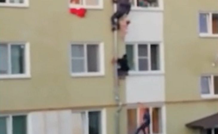 Как в кино: соседи спасли троих детей по водосточной трубе из горящей квартиры