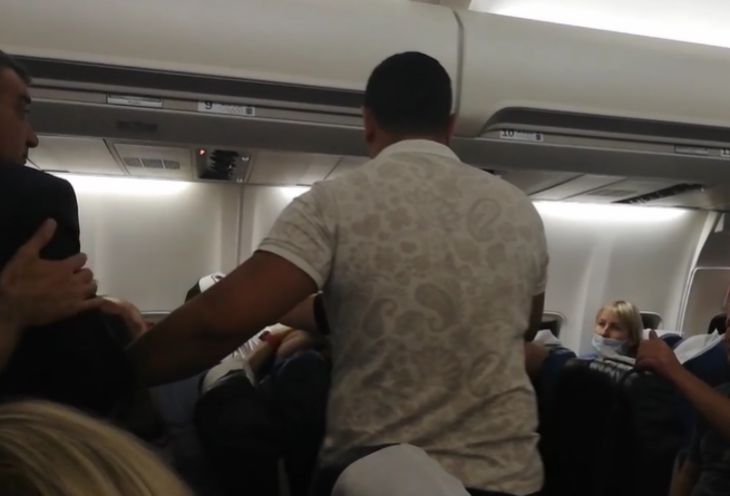 «Пассажиры в шоке»: на авиарейсе Минск –Тбилиси подрались пассажиры самолет