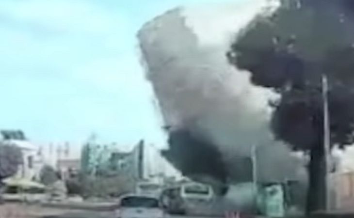 В Южной Корее пятиэтажка рухнула на автобус, погибли пассажиры – кадры