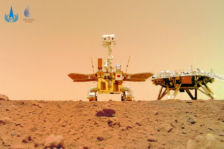 Китайский марсоход прислал первое селфи с марсианским пейзажем