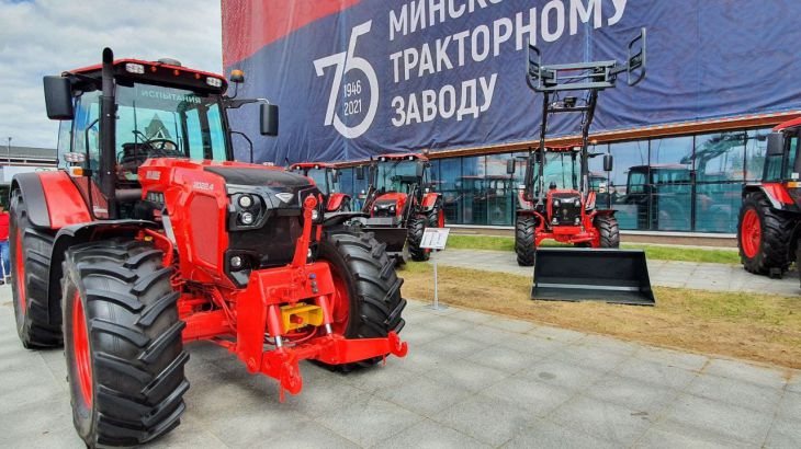 Белорусский экспорт в Россию вырос на 17,4% за первые четыре месяца 2021 года трактора