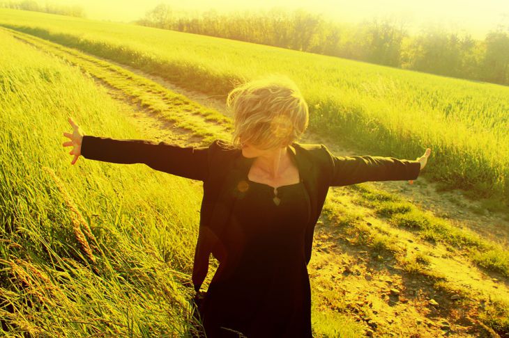 Звезды сулят 6 знакам зодиака лавину счастья в середине лета 2021 девушка