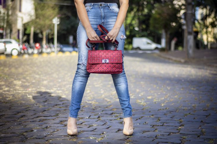 8 вещей, которые находятся в сумке у мудрых женщин девушка