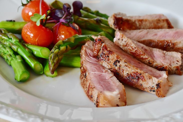 Ученые рассказали, кто ест больше мяса: мужчины или женщины Мясо