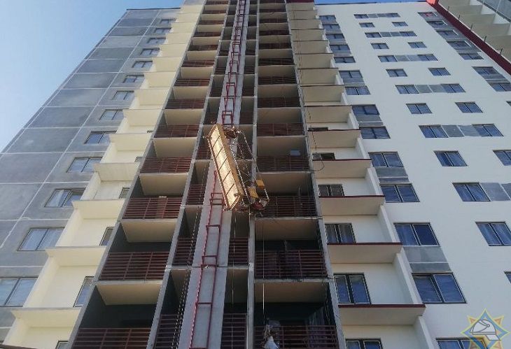 В 16-этажном доме в Витебске опрокинулась люлька с рабочими