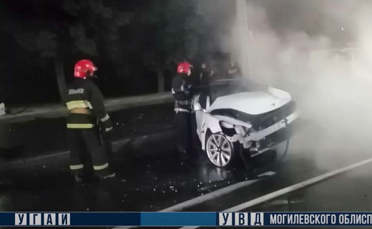 Очень дорогое ДТП: Tesla сгорела после удара в столб в Могилеве 