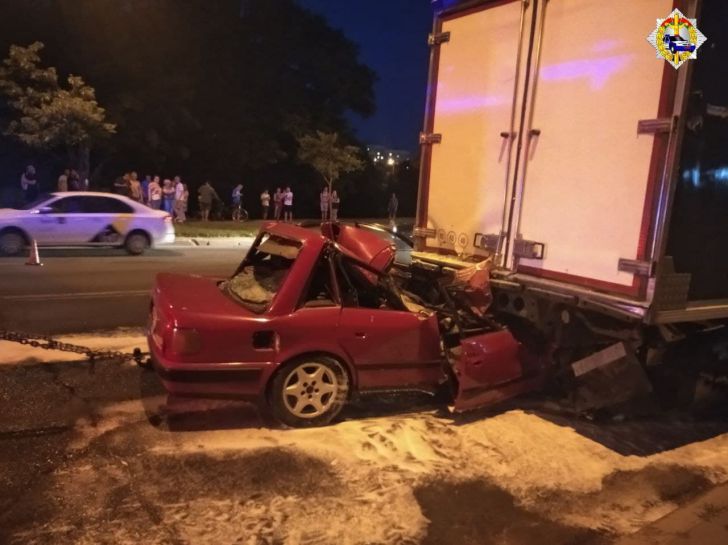 В Минске автомобиль Audi врезался в грузовик. Водитель легковушки погиб