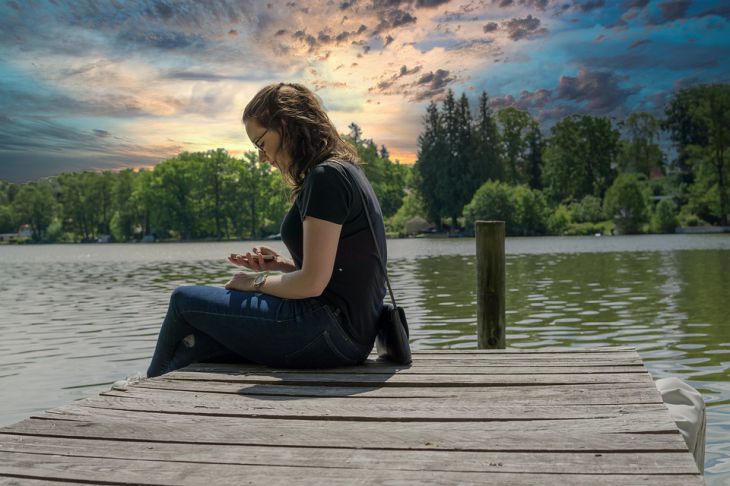 Не могут обрести счастье: какие знаки зодиака недовольны жизнью девушка