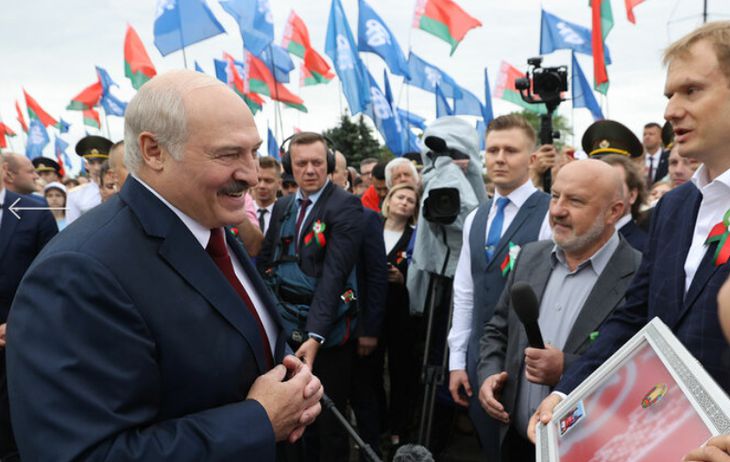 Александр Лукашенко предложил написать учебник о ВОВ Лукашенко