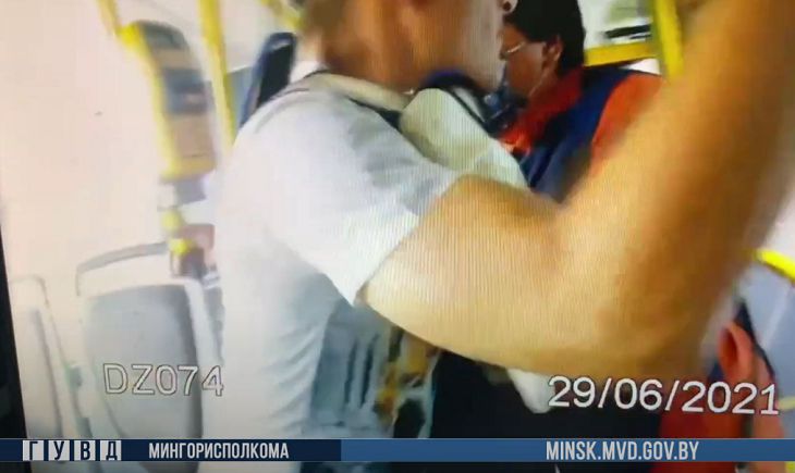 В Минске пьяный безбилетник ударил женщину-контролера, а потом показывал половой орган на остановке