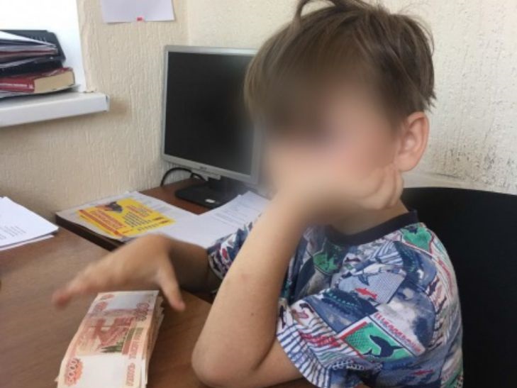 На остановке найден 6-летний ребенок с четвертью миллиона рублей в .