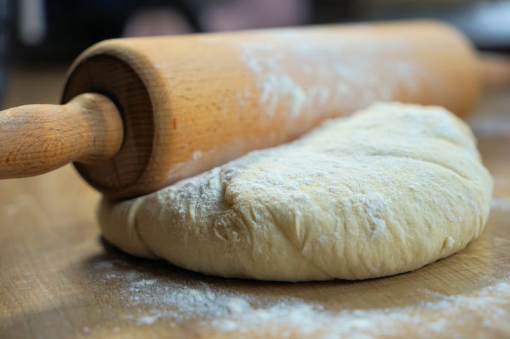 Кулинарные лайфхаки: 2 способа раскатать тесто без муки