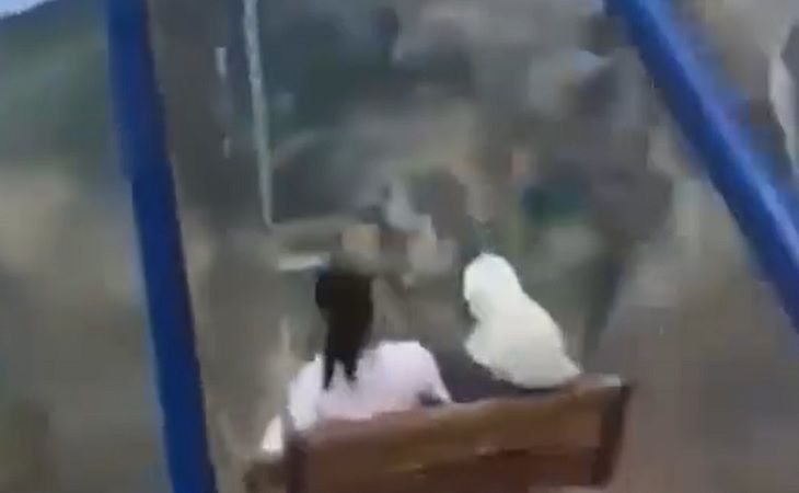 В Дагестане две туристки сорвались в пропасть из-за сломавшихся качелей
