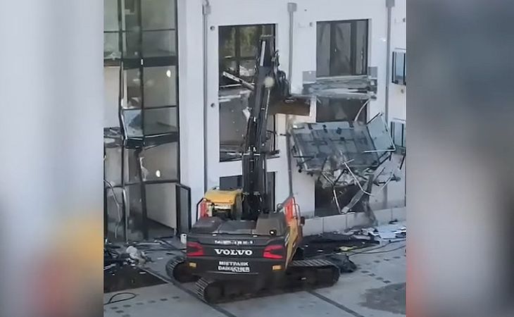 Обиженный экскаваторщик снес новостройку из-за долгов по зарплате 