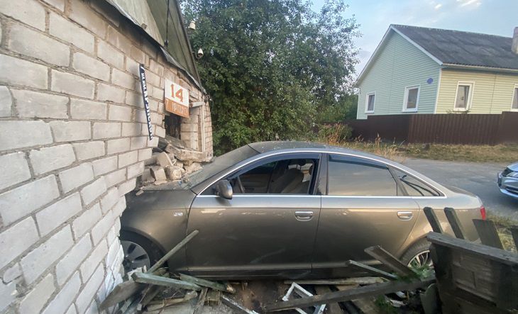В Витебске пьяный водитель протаранил дом, удирая от ГАИ ДТП