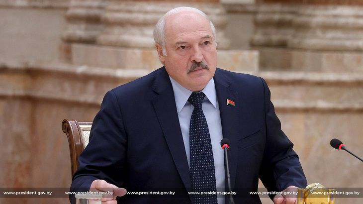 «Они нас душат, а мы их будем защищать?» – Лукашенко ответил «обезумевшим» Лукашенко
