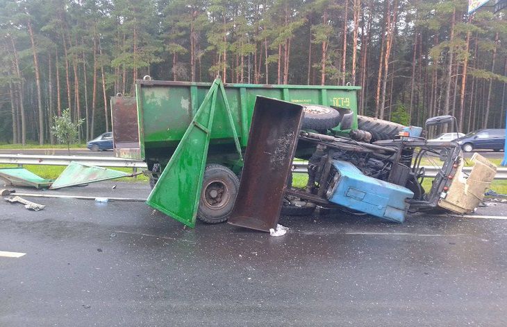 На МКАД опрокинулся трактор, пострадали 3 человека ДТП