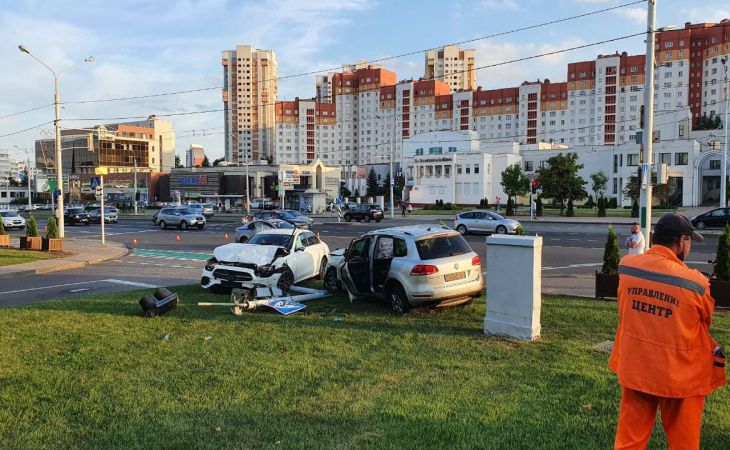 Серьезное ДТП в Минске на проспекте Победителей: опрокинулся автомобиль