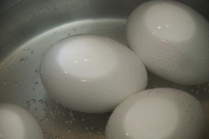 Яйца плохо чистятся, а сметана сворачивается: 7 частых ошибок в готовке и как их избежать